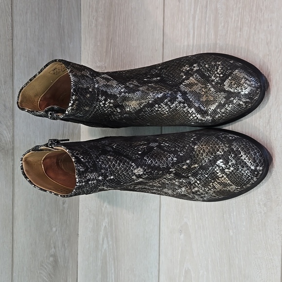 Vionic Women Kamryn Snake Print Leather Animal print Heels Boots shoes sz 8.5 - Picture 4 of 14